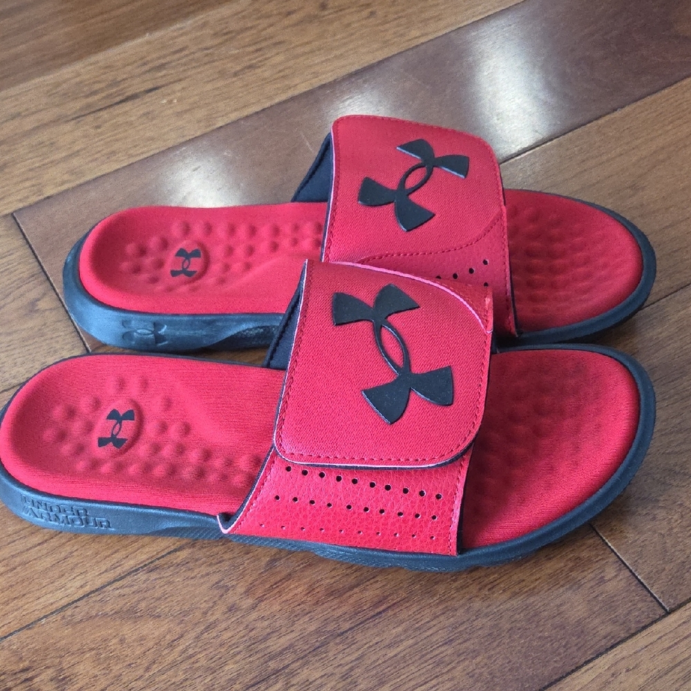 Boys Under Armour Slide Sandals Size 7.